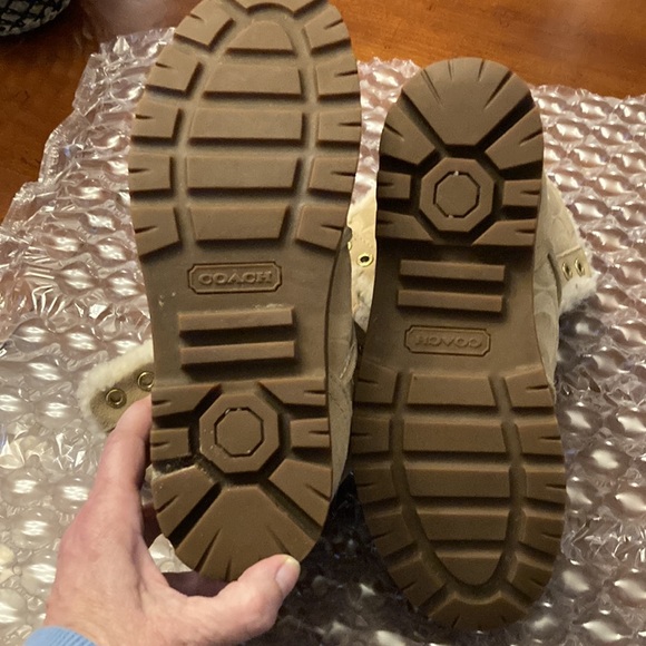 COACH WOMEN’S HALEN BEIGE SUEDE SNOW BOOTS. LIKE NEW. SIZE 7.5. SIGNATURE. NICE! - Picture 11 of 16